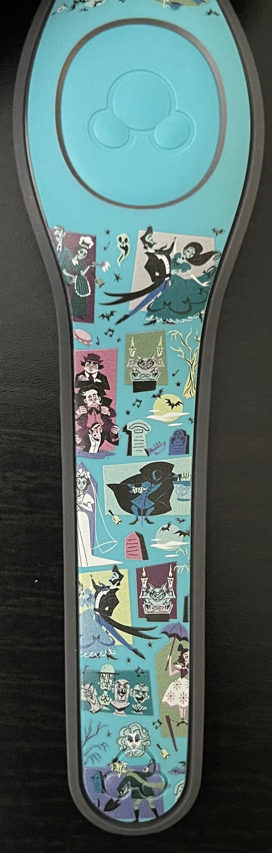 Check out this new Dooney & Bourke – Haunted Mansion Pattern Limited Edition 2500 MagicBand just released