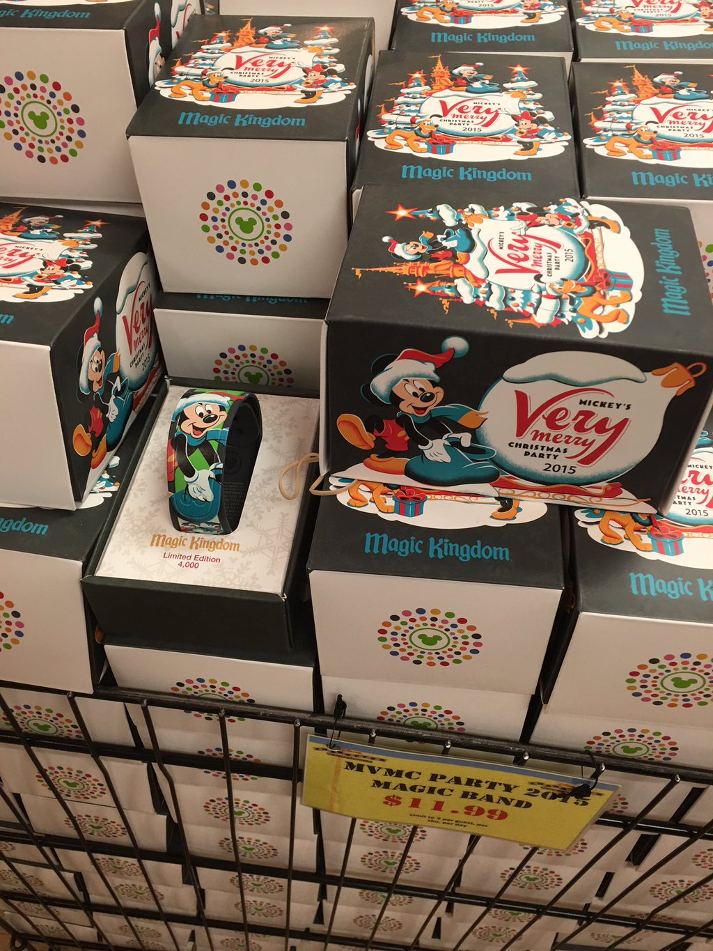 Tidbits: Order MagicBands On Demand at Pin Traders; Limited bands on sale at outlet store